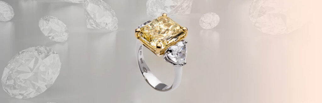 anello in oro bianco con diamante fancy